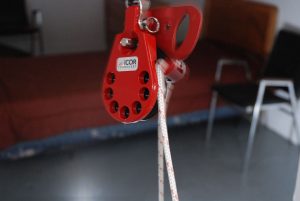 Hook and line swivel release pulley-001